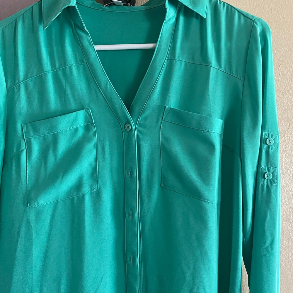 A turquoise shirt. Size small and it’s only been used once. Not ripped.